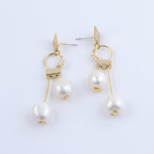 Cargar imagen en el visor de la galería, Aretes 2 Perlas Colgantes
