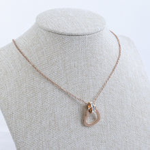 Cargar imagen en el visor de la galería, Collar con Corazón Colgante y Círculo Brillante