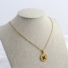 Cargar imagen en el visor de la galería, Collar Letra K y corazón