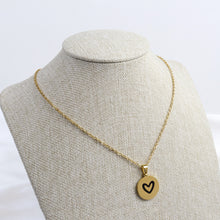 Cargar imagen en el visor de la galería, Collar Letra K y corazón