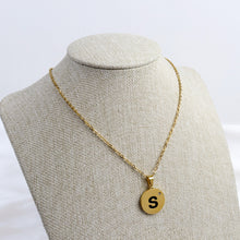 Cargar imagen en el visor de la galería, Collar Letra S y Corazón