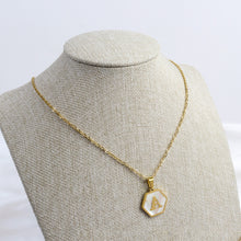 Cargar imagen en el visor de la galería, Collar Hexágono Letra A