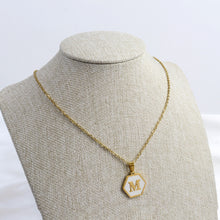 Cargar imagen en el visor de la galería, Collar Hexágono Letra M