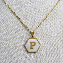 Cargar imagen en el visor de la galería, Collar Hexágono Letra P