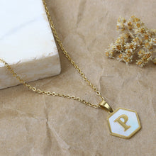 Cargar imagen en el visor de la galería, Collar Hexágono Letra P