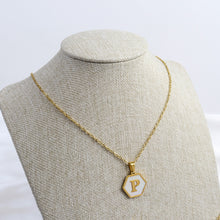 Cargar imagen en el visor de la galería, Collar Hexágono Letra P