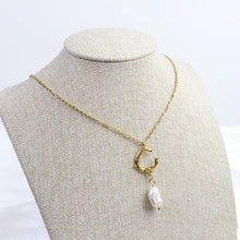 Cargar imagen en el visor de la galería, Collar Luna con Perla