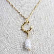 Cargar imagen en el visor de la galería, Collar Luna con Perla