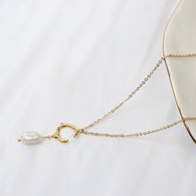 Cargar imagen en el visor de la galería, Collar Luna con Perla