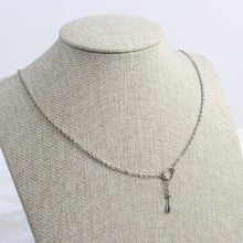 Cargar imagen en el visor de la galería, Collar Corazón y Flecha Plata