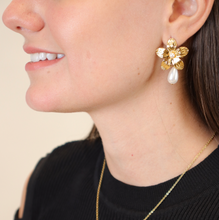 Cargar imagen en el visor de la galería, Arete Flor Dorada con Perlas