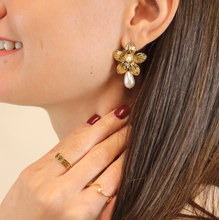 Cargar imagen en el visor de la galería, Arete Flor Dorada con Perlas