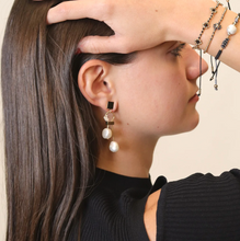 Cargar imagen en el visor de la galería, Aretes 2 Perlas Colgantes