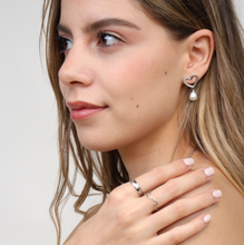 Cargar imagen en el visor de la galería, Arete Corazón Perla
