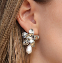 Cargar imagen en el visor de la galería, Arete Flor Plateada con Perlas