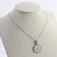 Cargar imagen en el visor de la galería, Dije Virgen Grabada Plata