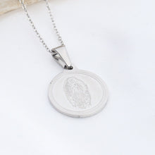 Cargar imagen en el visor de la galería, Dije Virgen Grabada Plata