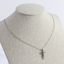 Cargar imagen en el visor de la galería, Dije Cruz Torcida Plata