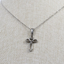 Cargar imagen en el visor de la galería, Dije Cruz Corazón Plata