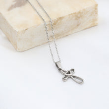 Cargar imagen en el visor de la galería, Dije Cruz Corazón Plata