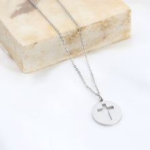 Cargar imagen en el visor de la galería, Dije Redondo Cruz Plata