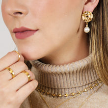 Cargar imagen en el visor de la galería, Arete Círculo Perla Dorado