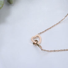 Cargar imagen en el visor de la galería, Collar Corazón con Llave