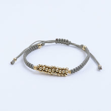 Cargar imagen en el visor de la galería, Pulsera Hilo Gris y Bolitas Doradas