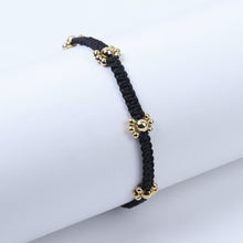 Cargar imagen en el visor de la galería, Pulsera Hilo Negro Flores Doradas