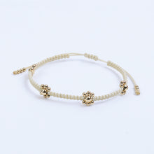 Cargar imagen en el visor de la galería, Pulsera Hilo Miel Flores Doradas