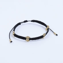 Cargar imagen en el visor de la galería, Pulsera Hilo Negro Flores Doradas