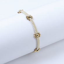 Cargar imagen en el visor de la galería, Pulsera Hilo Miel Flores Doradas
