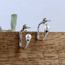 Cargar imagen en el visor de la galería, Arete Irregular Perla Plata