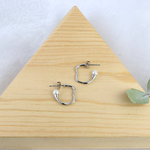 Cargar imagen en el visor de la galería, Arete Irregular Perla Plata