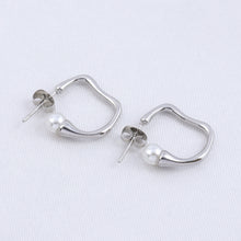 Cargar imagen en el visor de la galería, Arete Irregular Perla Plata