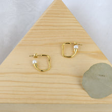 Cargar imagen en el visor de la galería, Arete Irregular Perla