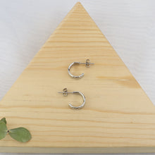 Cargar imagen en el visor de la galería, Arracada Martillada