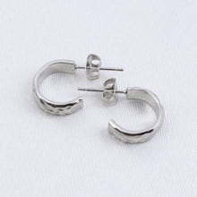 Cargar imagen en el visor de la galería, Arracada Martillada