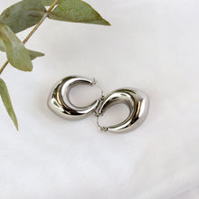 Cargar imagen en el visor de la galería, Arracada Bombacha Ovalada