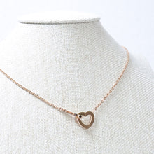 Cargar imagen en el visor de la galería, Collar Corazón con Llave