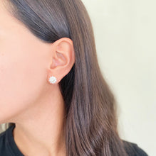 Cargar imagen en el visor de la galería, Aretes Sol Perla