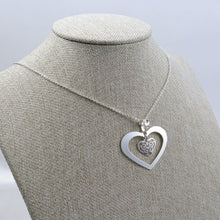 Cargar imagen en el visor de la galería, Dije Corazón con Mini Corazón Grabado Plata
