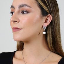Cargar imagen en el visor de la galería, Arete Destello con Perla
